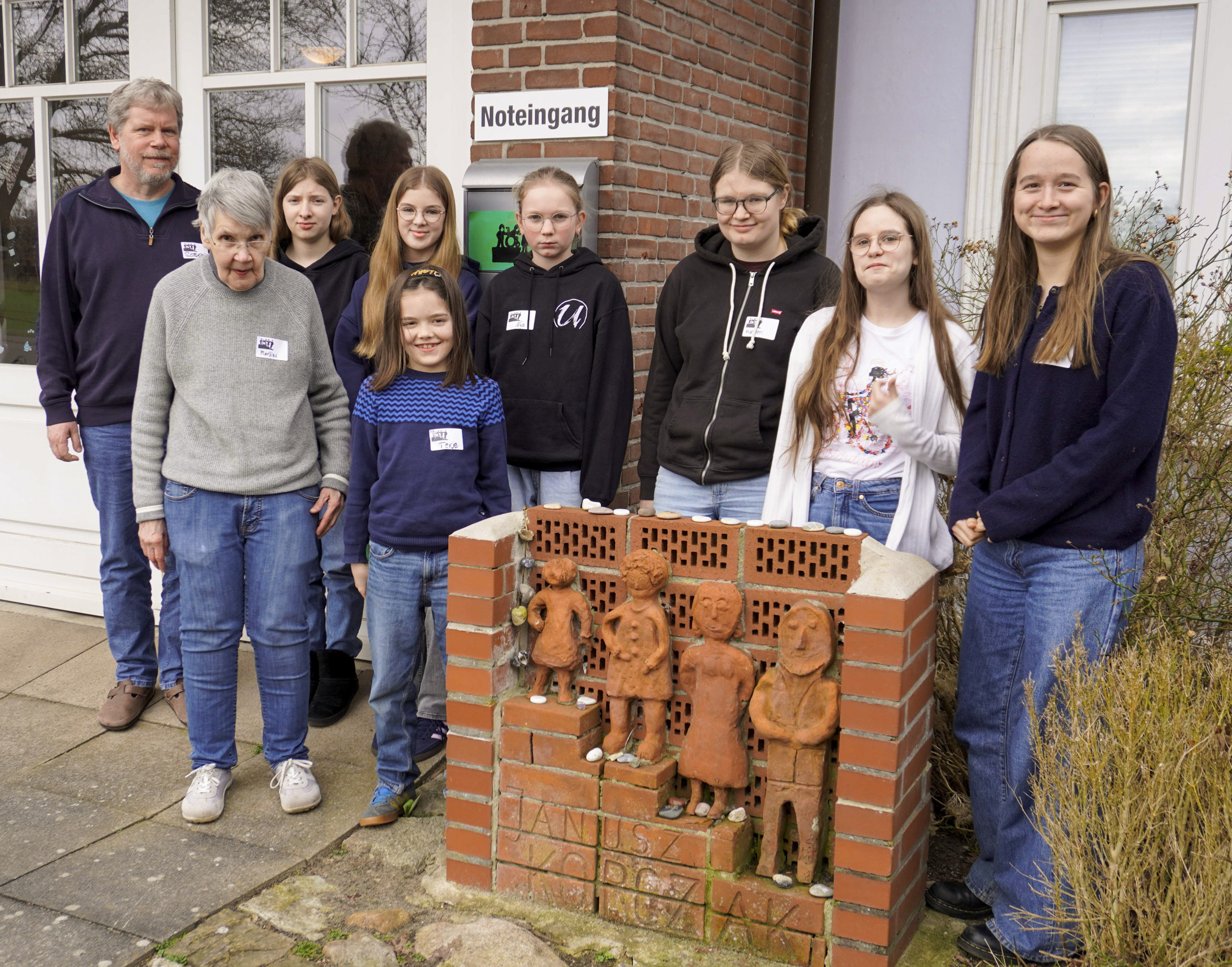 Sebastian Conradt und Marlies Winkelheide zusammen mit den Seminar-Teilnehmer*innen Tabea, Emmi (hinten), Terje (vorn), Nia, Marleen, Edda und Malu vor der Janusz Korczak-Geschwisterb&uuml;cherei in Lilienthal. Foto: Sebastian Keber